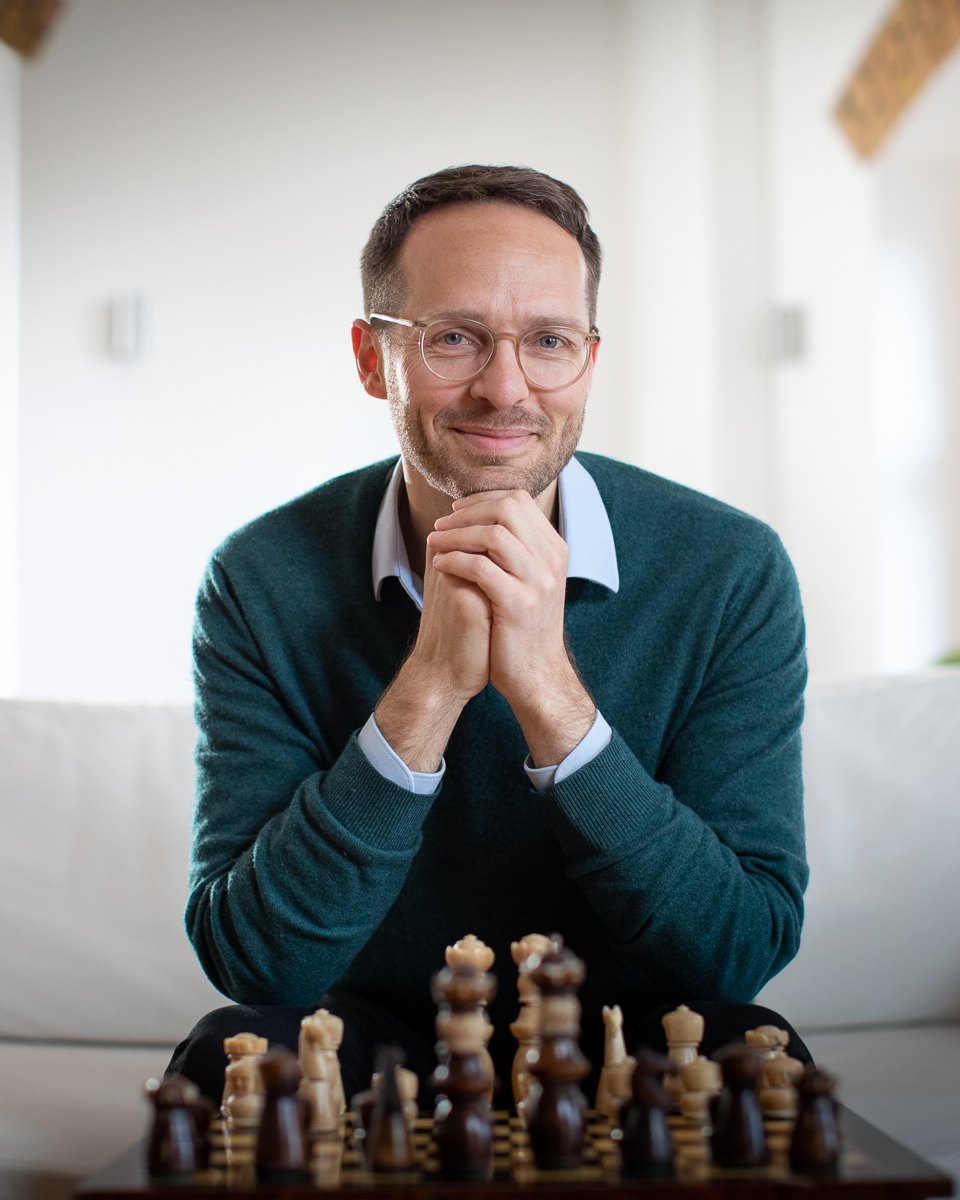 Ernst Neumeister am Schachbrett