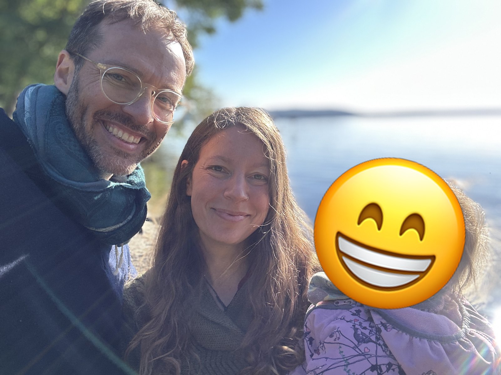 Ernst mit seiner Freundin und seiner Tochter am See, das Gesicht der Tochter ist mit einem Emoji verdeckt
